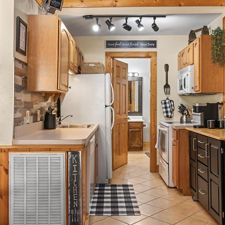 Cozy Cabin In The Smokies!!! Fully Furnished And Complete With Community Indoor And Outdoor Pools And Spas, Game And Fitness Rooms As Well As A Private Hot Tub Пиджен-Фордж Экстерьер фото