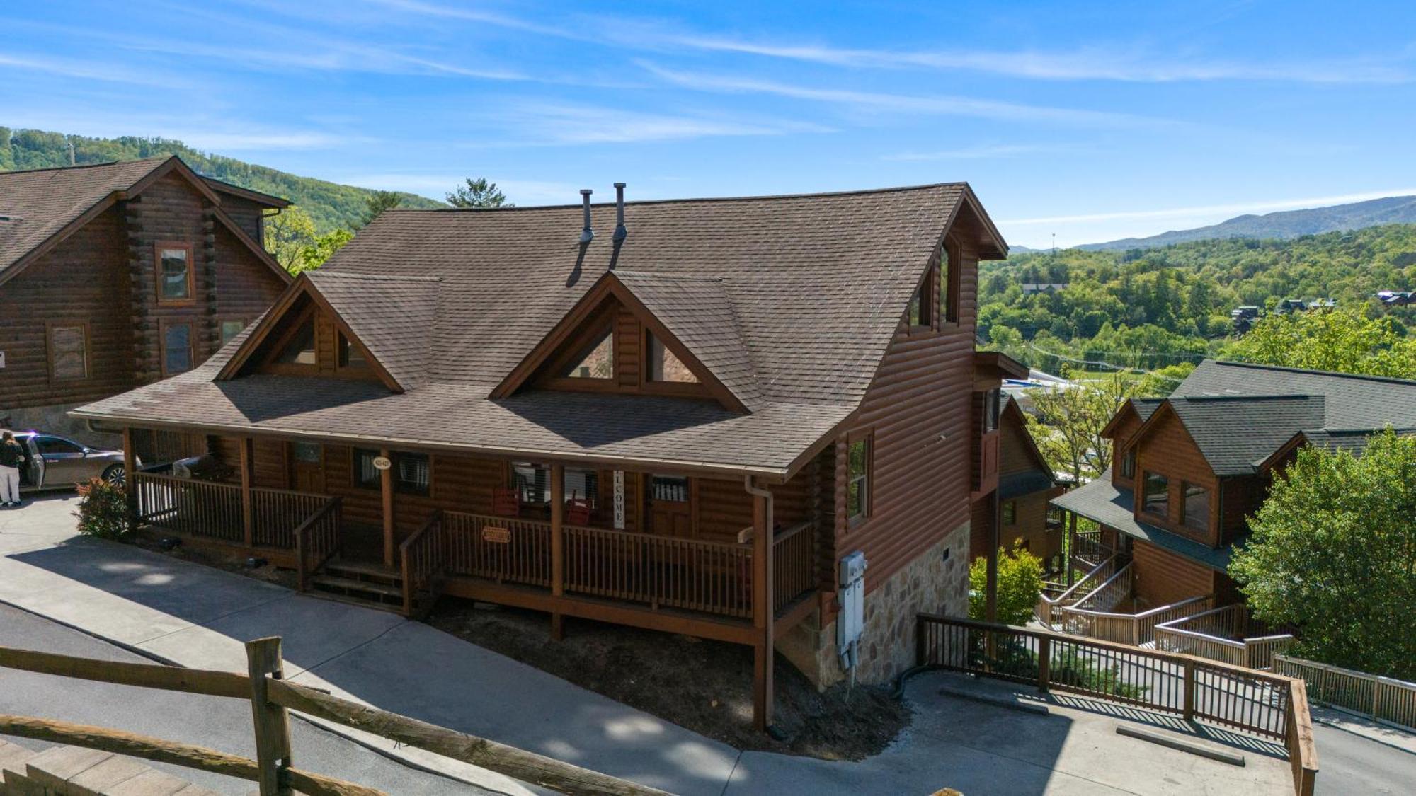 Cozy Cabin In The Smokies!!! Fully Furnished And Complete With Community Indoor And Outdoor Pools And Spas, Game And Fitness Rooms As Well As A Private Hot Tub Пиджен-Фордж Экстерьер фото