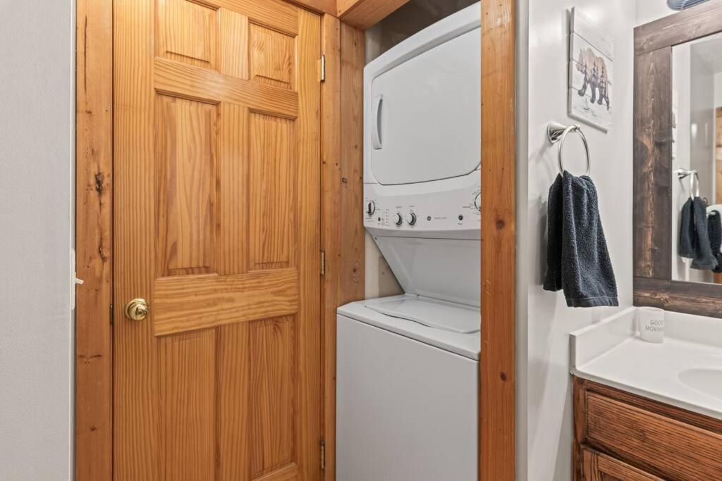 Cozy Cabin In The Smokies!!! Fully Furnished And Complete With Community Indoor And Outdoor Pools And Spas, Game And Fitness Rooms As Well As A Private Hot Tub Пиджен-Фордж Экстерьер фото