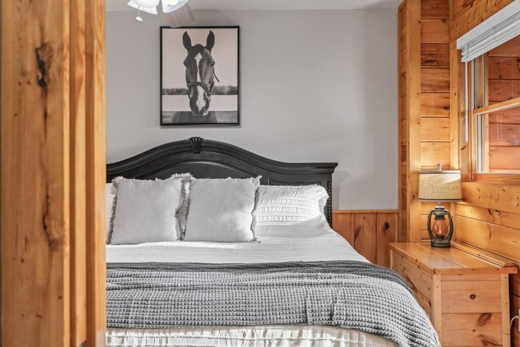 Cozy Cabin In The Smokies!!! Fully Furnished And Complete With Community Indoor And Outdoor Pools And Spas, Game And Fitness Rooms As Well As A Private Hot Tub Пиджен-Фордж Экстерьер фото