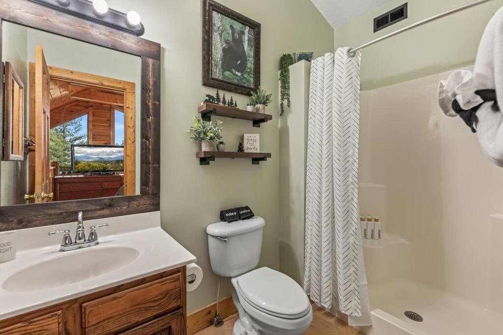 Cozy Cabin In The Smokies!!! Fully Furnished And Complete With Community Indoor And Outdoor Pools And Spas, Game And Fitness Rooms As Well As A Private Hot Tub Пиджен-Фордж Экстерьер фото