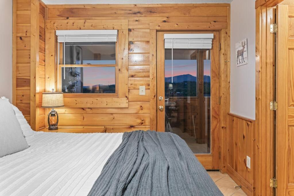 Cozy Cabin In The Smokies!!! Fully Furnished And Complete With Community Indoor And Outdoor Pools And Spas, Game And Fitness Rooms As Well As A Private Hot Tub Пиджен-Фордж Экстерьер фото
