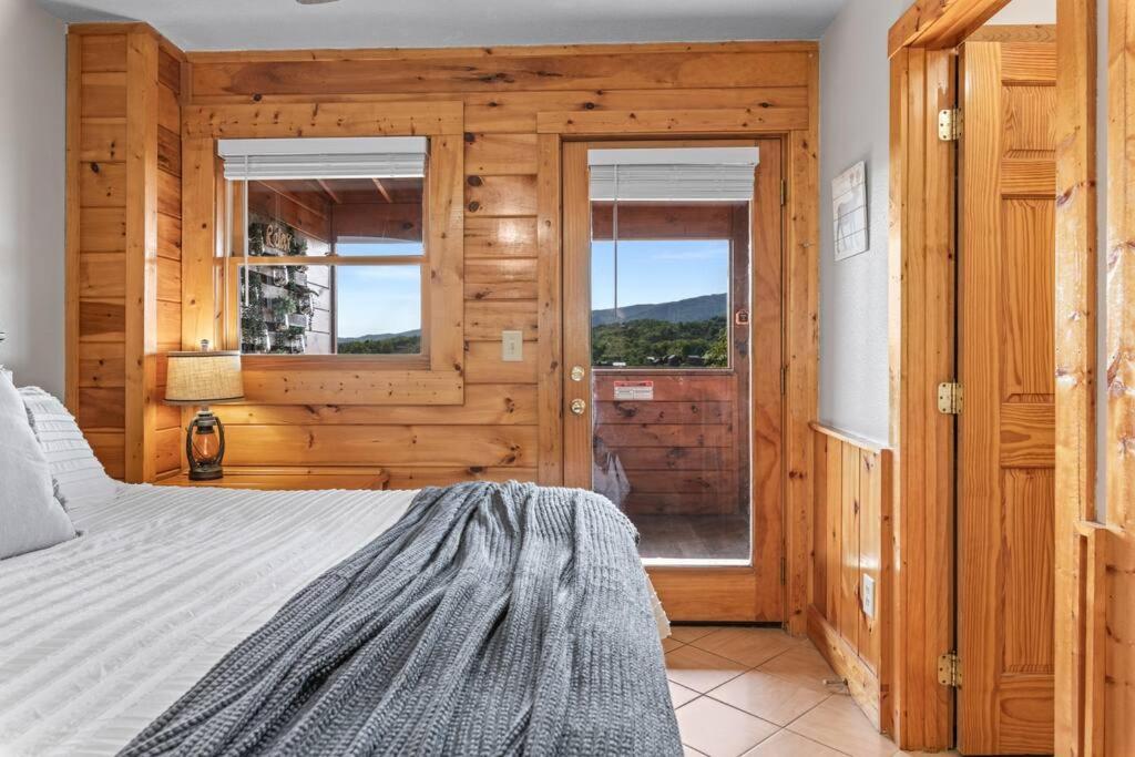 Cozy Cabin In The Smokies!!! Fully Furnished And Complete With Community Indoor And Outdoor Pools And Spas, Game And Fitness Rooms As Well As A Private Hot Tub Пиджен-Фордж Экстерьер фото