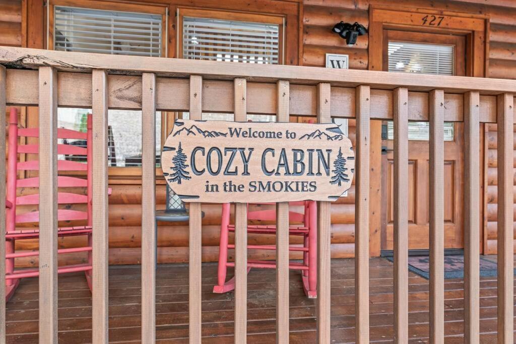 Cozy Cabin In The Smokies!!! Fully Furnished And Complete With Community Indoor And Outdoor Pools And Spas, Game And Fitness Rooms As Well As A Private Hot Tub Пиджен-Фордж Экстерьер фото