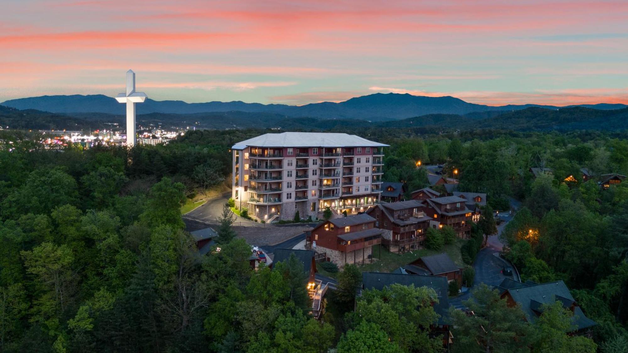Cozy Cabin In The Smokies!!! Fully Furnished And Complete With Community Indoor And Outdoor Pools And Spas, Game And Fitness Rooms As Well As A Private Hot Tub Пиджен-Фордж Экстерьер фото
